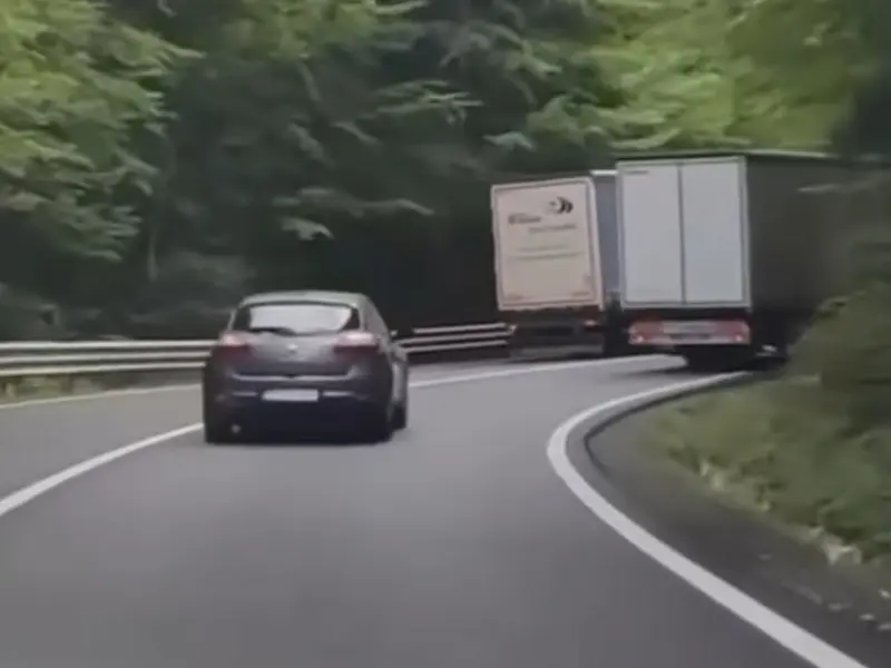 Un șofer de TIR „kamikaze” depășește pe curbe fără să vadă nimic. Ce sancțiune ar merita? - Foto: captură video