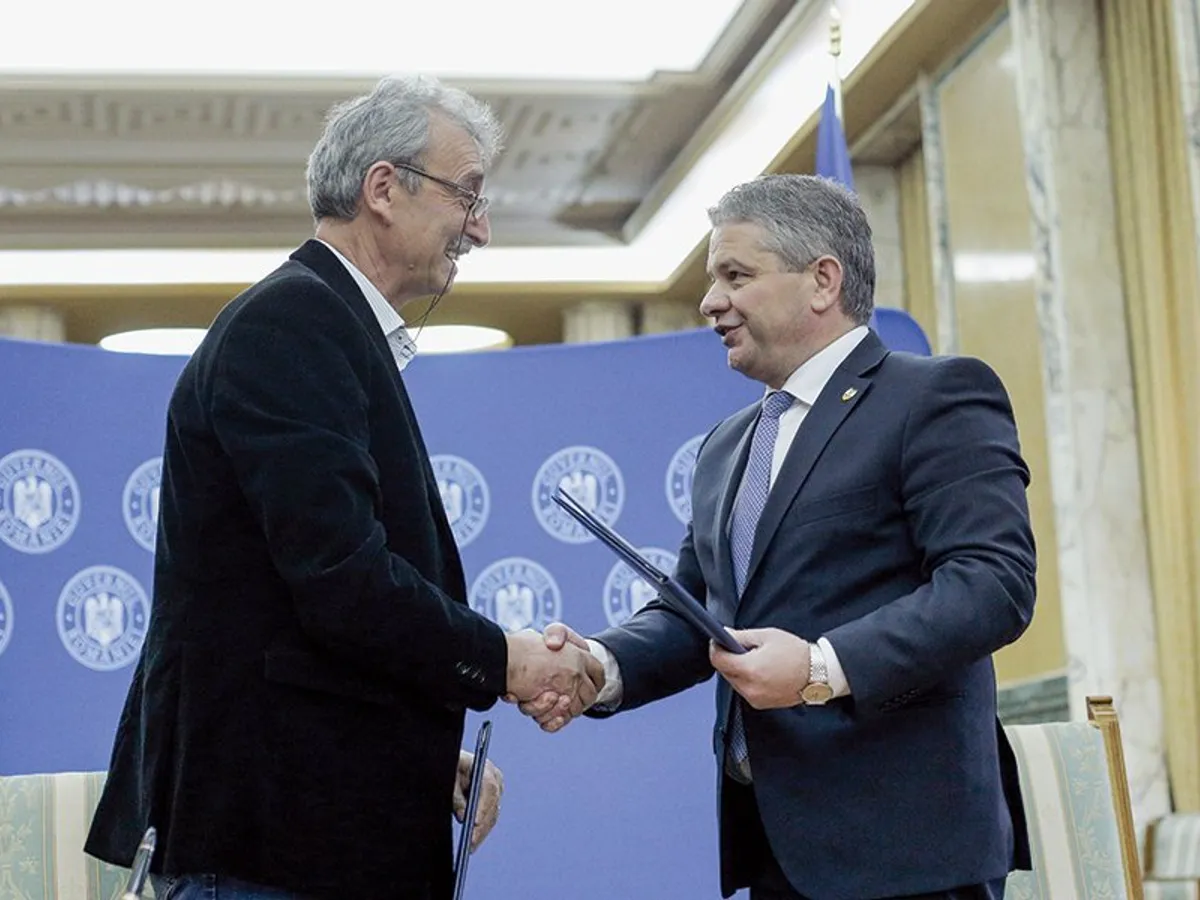 Acționarul unic al Dyomedica, Ioan Roman, felicitat la Guvern de către ministrul Sănătății, Florian Bodog, pentru câștigarea unui contract de furnizare de aparatură medicală