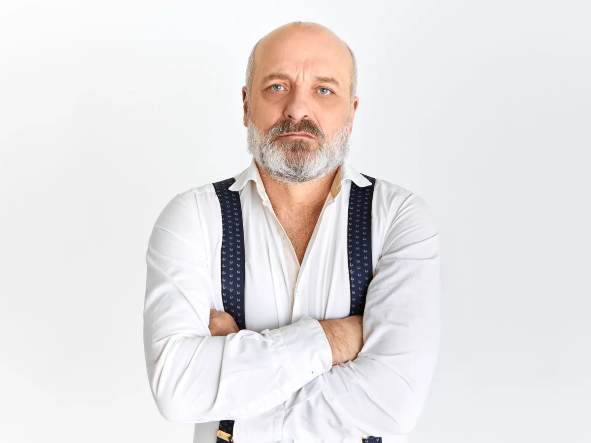 Bărbat cu păr cărunt - Foto: Magnific.com (Imagine cu rol ilustrativ)