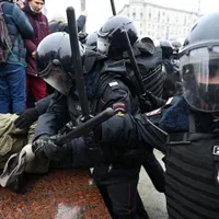 La Moscova, câteva zeci de persoane au sfidat interdicţia de a manifesta şi s-au adunat în apropierea Kremlinului - Foto: Foreign Policy