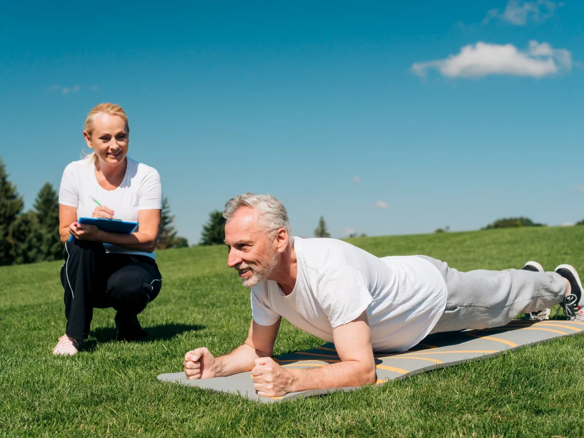 Pensionari în parc - Foto: Freepik