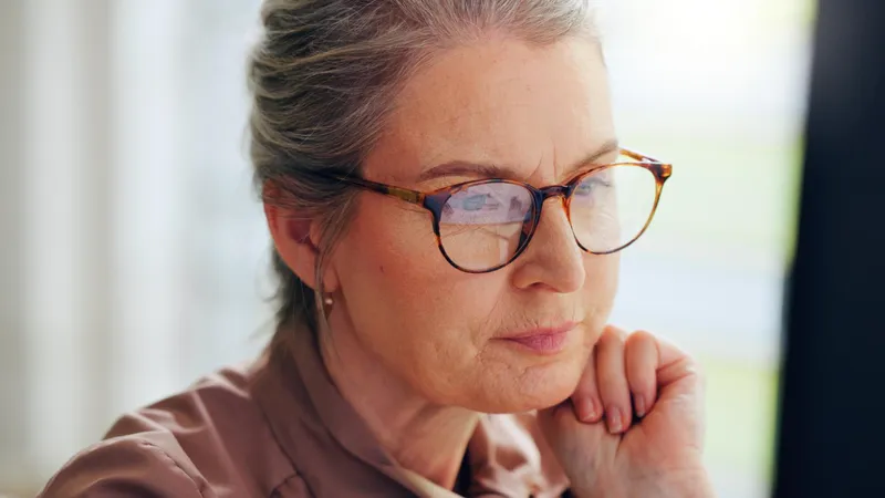 Pensionară îngrijorată de scăderea pensiilor - Foto: Freepik