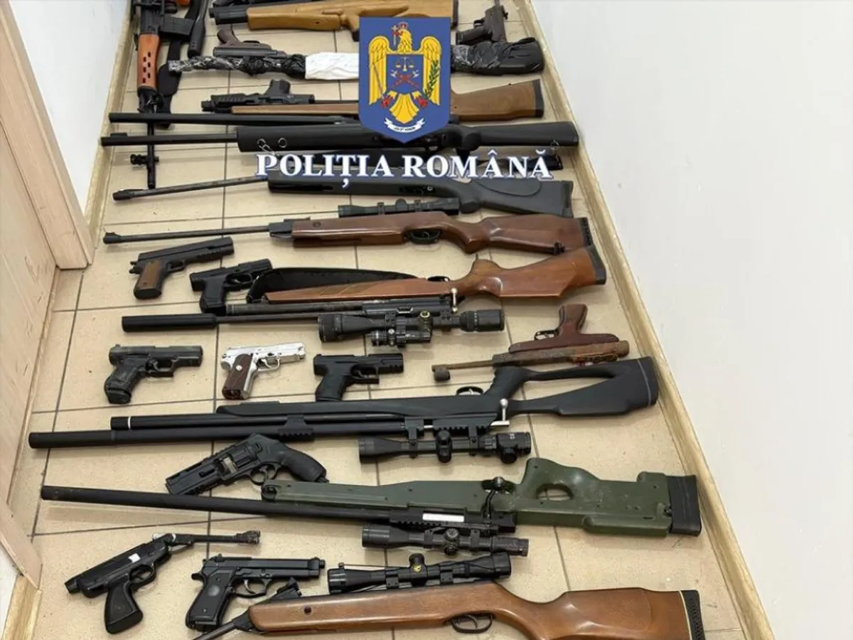 Arsenal de război, format din 39 de arme ilegale și peste 7.000 de cartușe, descoperit la Constanța - Foto: Poliția Română