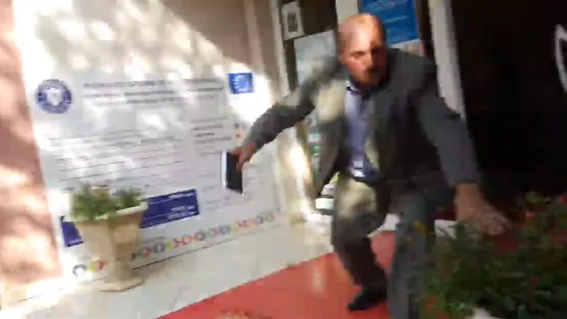 Consilier local PMP, bătut și fugărit de colegii de la PNL, pentru că a filmat ședința
