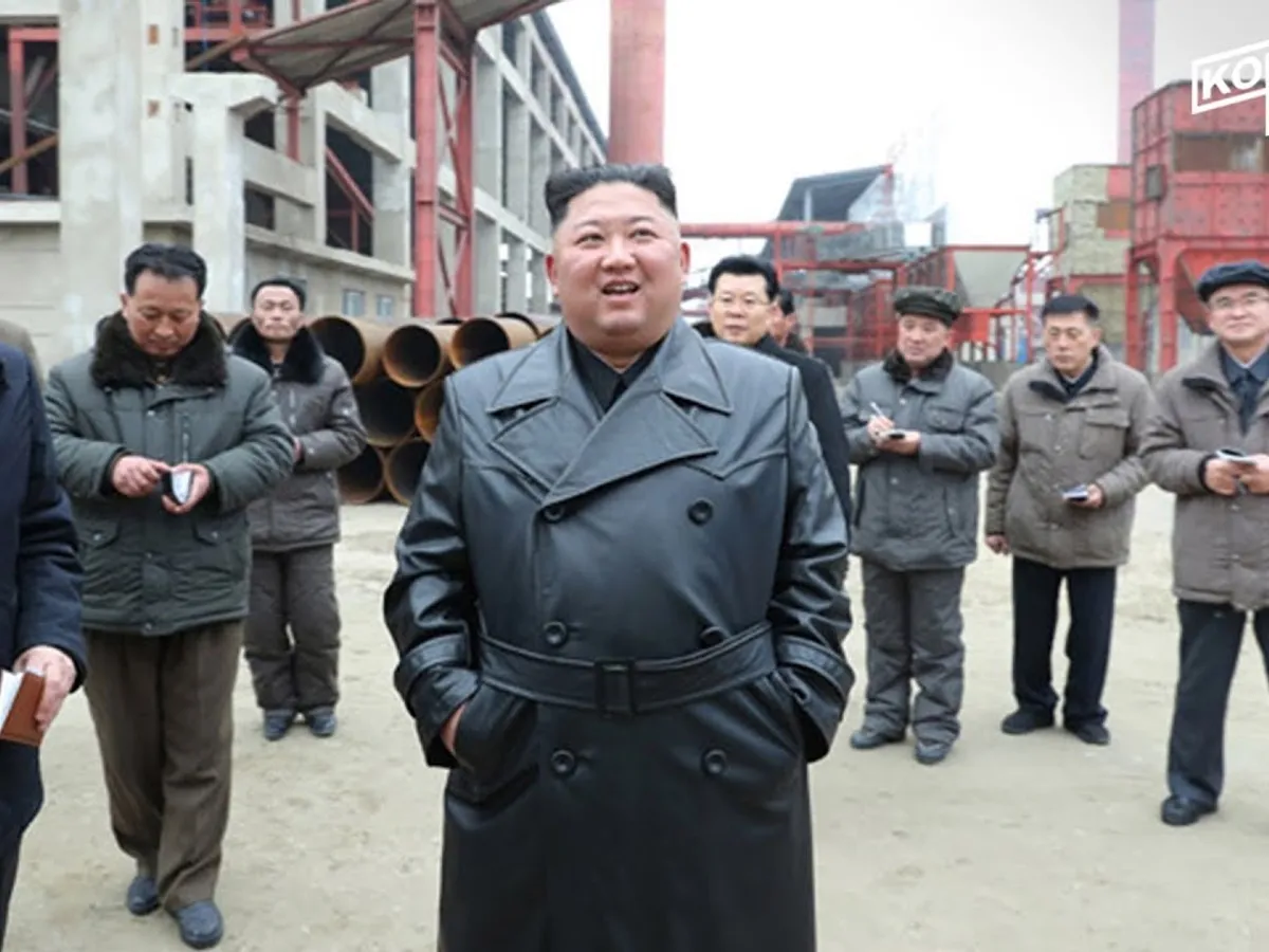 Kim Jong-un le-a interzis nord-coreenilor să îmbrace haine de piele, ca să nu arate ca el/FOTO: Youtube