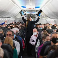Pasagerii avioanelor, risc de două ori mai mare să se infecteze cu varianta Omicron/foto: npr.org