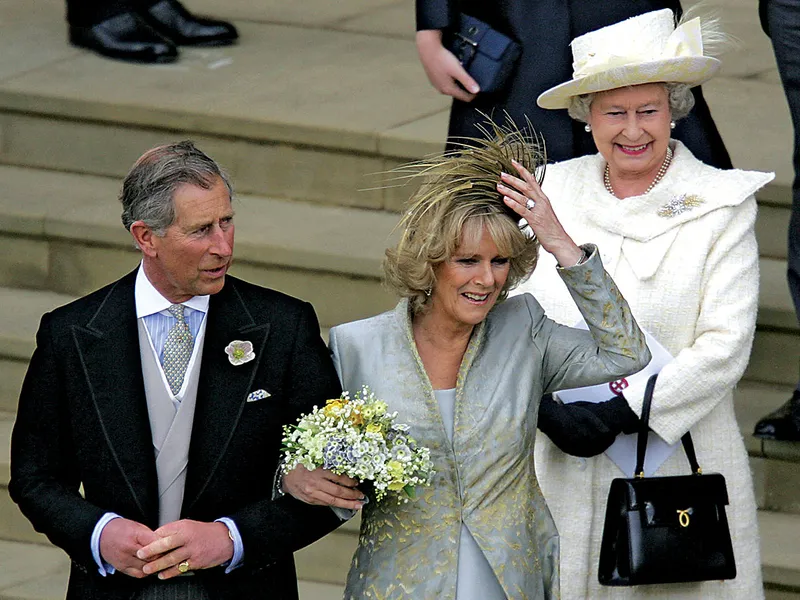 DEZLEGARE  Prințul Charles și Camilla, alături de regina Elisabeta, părăsesc capela de la Castelul Windsor după o ceremonie de binecuvântare a căsătoriei lor în 2005