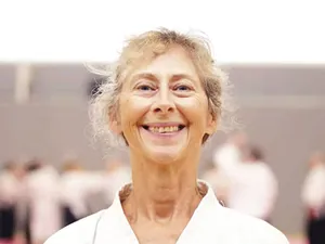 Bunicuţa aikido de 68 de ani, care îi trânteşte pe jos, pe bărbaţii pe care-i antrenează - Foto: captură video YouTube/British Aikido Boar