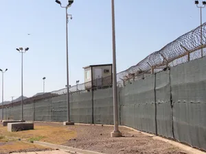 Turn de pază, dincolo de zidul Închisorii militare Guantanamo - Foto: Profimedia Images