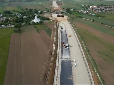 Turcii au mărit ritmul pe lotul 1 al „Autostrăzii Ford”. Trebuia să se circule din 2022 - Foto: captură video