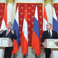 Președintele austriac Heinz Fischer (stânga) l-a primit pe Vladimir Putin la câteva luni după anexarea Crimeii - Foto: Profimedia Images