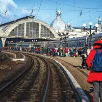 La gara din Lviv, într-o scenă care se repetă peste tot în țară, ucrainienii care încearcă să scape de violența războiului cu Rusia așteaptă să se urce într-un tren cu destinația Polonia