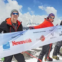PUNCT CULMINANT  Alexandru Tudose (dreapta) și doi camarazi de călătorie - bine ancorați pe vârful Lobuche East (6.119 m). Newsweek România a fost alături de ei până în vârf