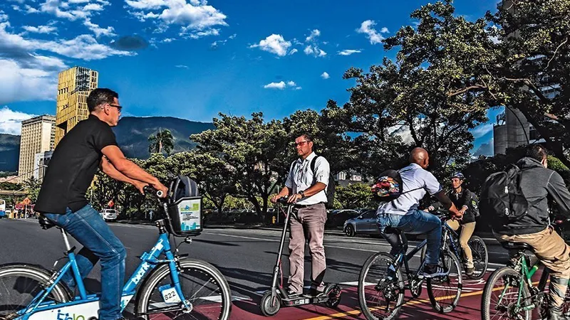locuitorii din Medellín folosesc biciclete și scutere