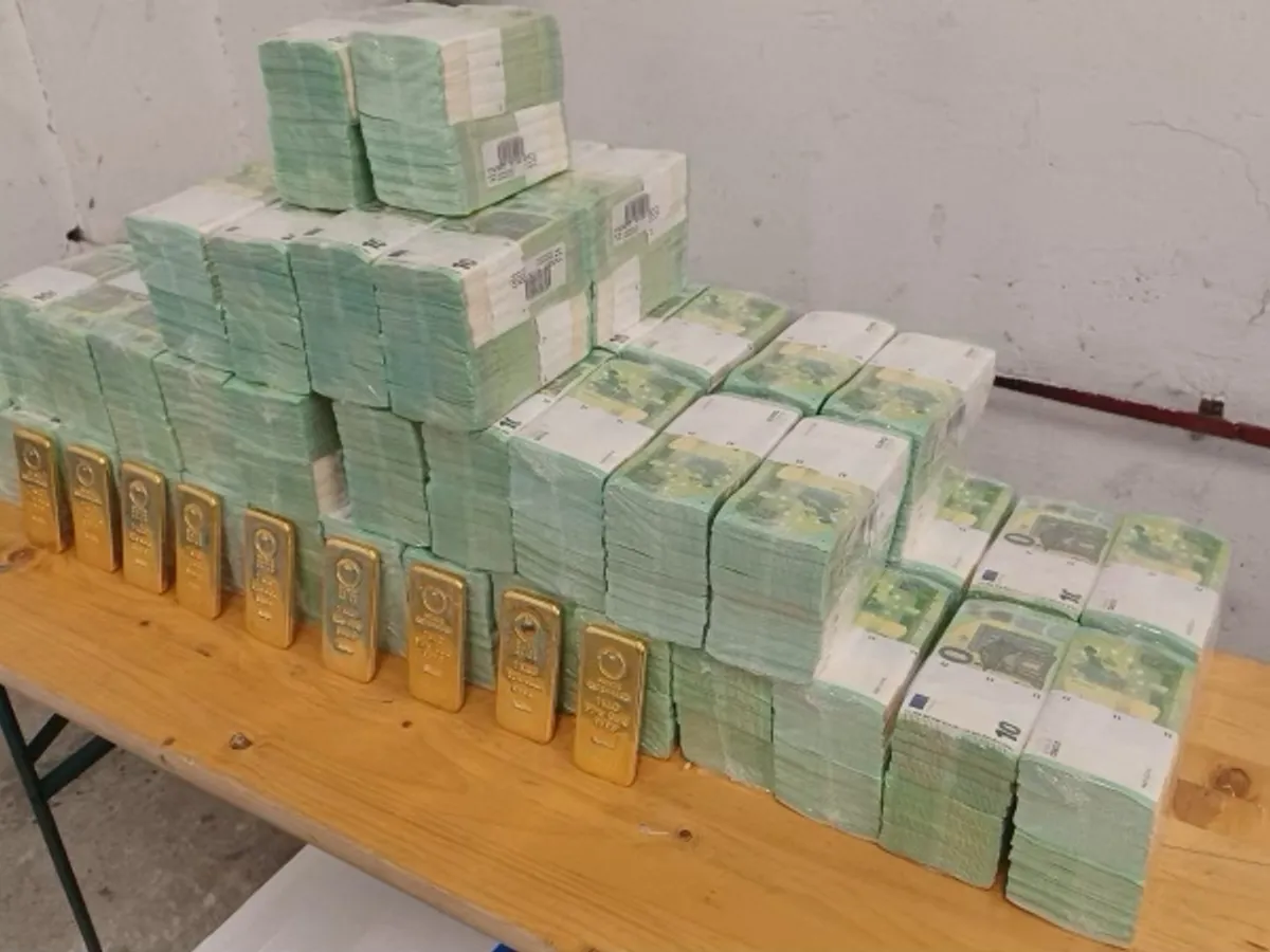 Ungaria a oprit un convoi bancar ce transporta 40.000.000$, 35.000.000€ și 9 kg de aur  - Foto: Profimedia Images