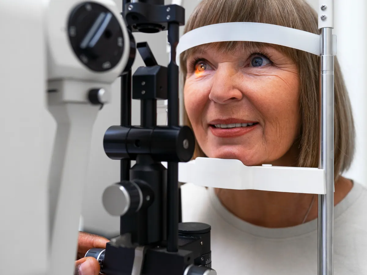 Pensionară la oftalmolog Foto: Freepik (rol ilustrativ)