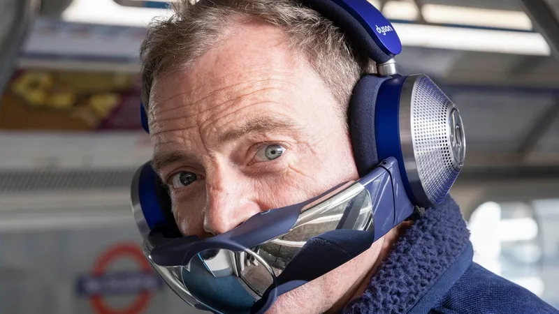 Dyson propune căști audio cu mască și purificator de aer integrat. / Foto: digitaltrends.com