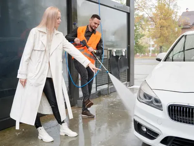 Cel mai recomandat mod de a spăla mașina iarna e cel manual, cu jet - Foto: Freepik (imagine cu rol ilustrativ)