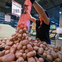Mai multe magazine au început să raționalizeze produsele alimentare în Ungaria. /Foto: Profimedia