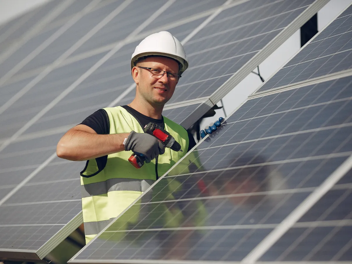 Câmp de panouri fotovoltaice - Foto: Freepik