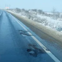 Autostrăzile și șoselele din România, „bombardate” de ger. Șoferii își distrug mașinile - Foto: Facebook / România Fără Gropi