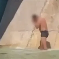 Un pasager a făcut duș la fântâna arteziană de la Terminalul Plecări al unui mare aeroport Foto: captură video Corriere Della Serra