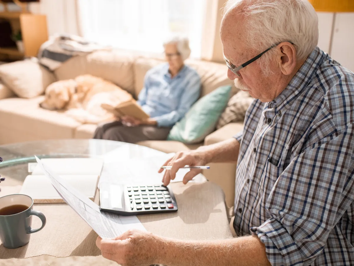 Pensionari care calculează Foto: Freepik (rol ilustrativ)