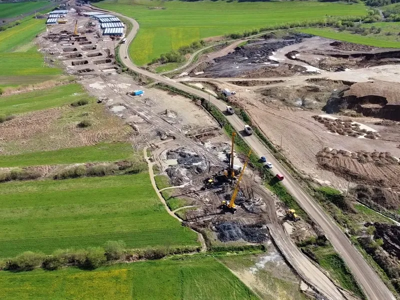 Pe calea ferată Sighișoara – Brașov „cârtițele” de săpat tuneluri întârzie lucrările cu 4 ani. / Foto: Asociația Pro Infrastructură, Facebook