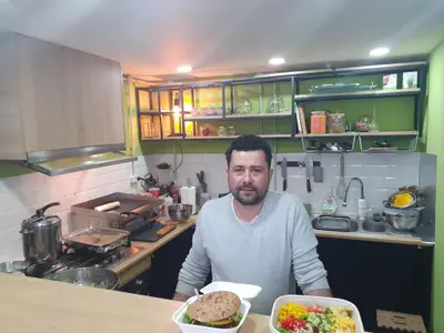 Chef vegan cu 1.000 de persoane. Torturi pe bază de ierburi și de legume