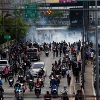 Manifestație pro-reforme democratice, la Bangkok. Poliția a recurs la gloanțe din cauciuc și gaze. / Foto: independent.co.uk