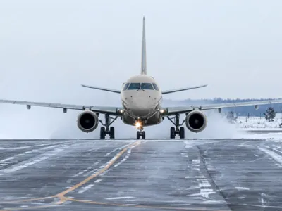 Avion pe pistă, iarna - Foto: Freepik (rol ilustrativ)