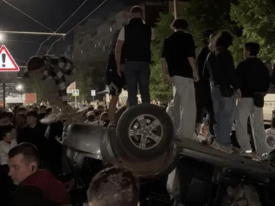 Cinci arestări după revolta violentă în vestul Ucrainei împotriva agenților de recrutare: vehicul militar răsturnat. „Cine vă apără mâine de armata inamică?”