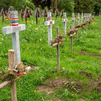 Cimitirul din Valea Uzului a devenit teren de dispută pentru extremiști  Foto: Mugur Vărzariu