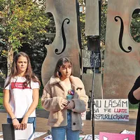 SCHIMBĂRI  Activistele Andreea Rusu (în alb) și Giulia Crișan (în negru), la un marș de anul trecut al Rețelei VIF, unde peste 1.000 de oameni au reproșat autorităților că sunt ineficiente, în contextul tragediei de la Caracal