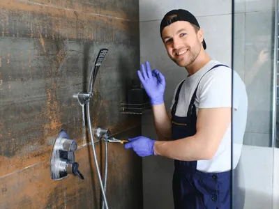Bărbat care repară dușul - Foto: Freepik (Imagine cu rol ilustrativ)