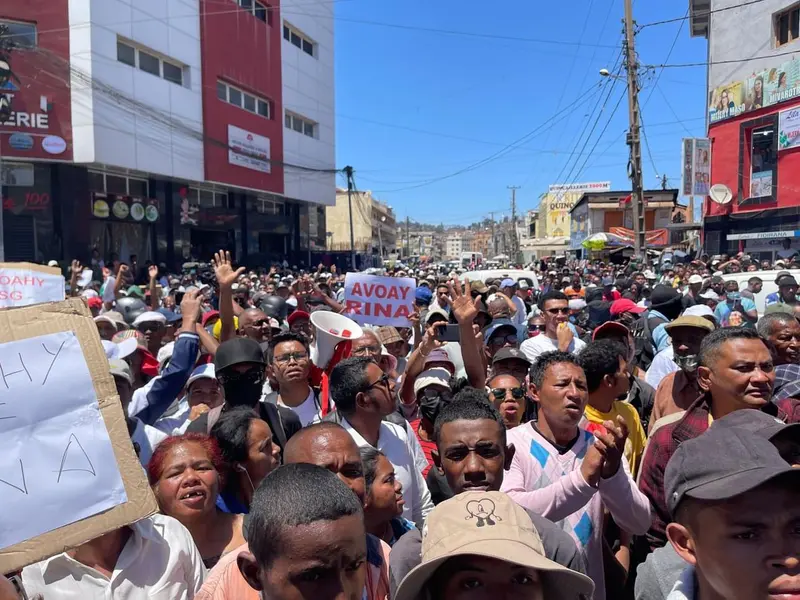 Oamenii care protestau față de regimul Rajoelina din Madagascar au fost împrăștiați cu gaze lacrimogene de către autorități Foto: NWR