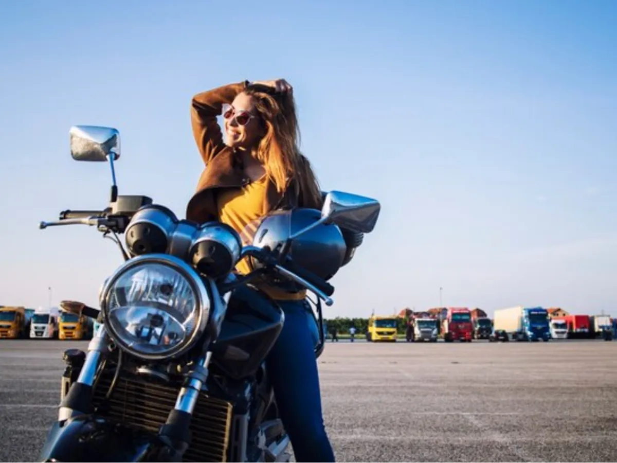 Președintele Klaus Iohannis a atacat la CCR legea care permite șoferilor auto să conducă motociclete Foto: Freepik.com - rol ilustrativ