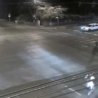 Un tânăr de 24 de ani a trecut cu trotineta electrică pe roșu și a fost spulberat de o mașină. / Foto: tion.ro