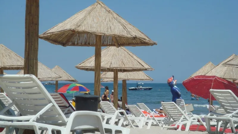 Șezlonguri așezate aproape de mare/Foto: Radio Constanta