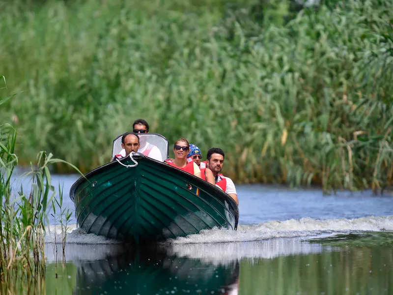 O excursie cu lotca cu parus de două ore costă 45 de lei - Foto: INQUAM PHOTOS/ Alex Nicodim