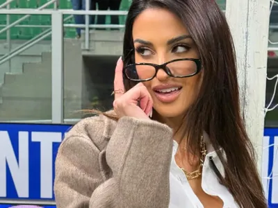 A stat la câțiva metri de Cristi Chivu și a atras toate privirile cu noul ei look: 