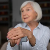 Cum să ameliorezi durerile articulare iarna, conform medicilor. De ce se accentuează durerea la frig? - Foto: Freepik (Imagine cu rol ilustrativ)