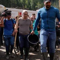 Marea schizmă între Georgescu și Simion. Propagandă populistă printre sinistrați cu muzică militară - Foto: Inquam Photos / Saul Pop