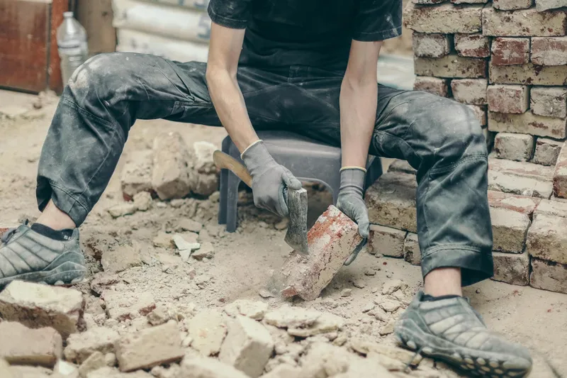 Bărbat care lucrează &icirc;n construcții - Foto: Magnific.com (Imagine cu rol ilustrativ)