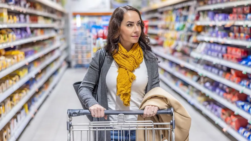 Cum sunt păcăliți clienții în supermarket: Suc îndoit cu apă, gramaj mai mic în ambalaj mai mare - Foto: Profimedia images (rol ilustrativ)
