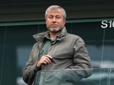 Premierul britanic îi dă ultimatum lui Roman Abramovich să transfere banii din vânzarea clubului Chelsea către fondul pentru Ucraina
