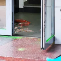 Hoțul a scăpat caseta cu bani pe jos și a trebuit să fugă Foto: clujcapitala.ro