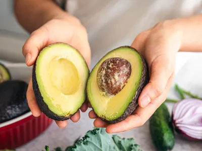 Avocado desfăcut cu sâmbure - Foto: Freepik (rol ilustrativ)