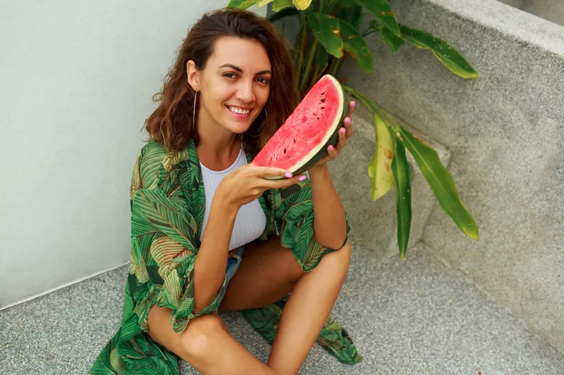 Femeie cu o felie de pepene - Foto: Magnific.com (Imagine cu rol ilustrativ)