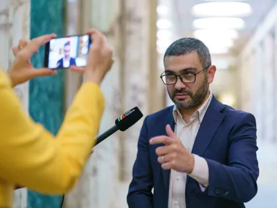 Florin Manole, ministrul Muncii, dând declaraţii presei - Foto: INQUAM PHOTOS/Pană Tudor